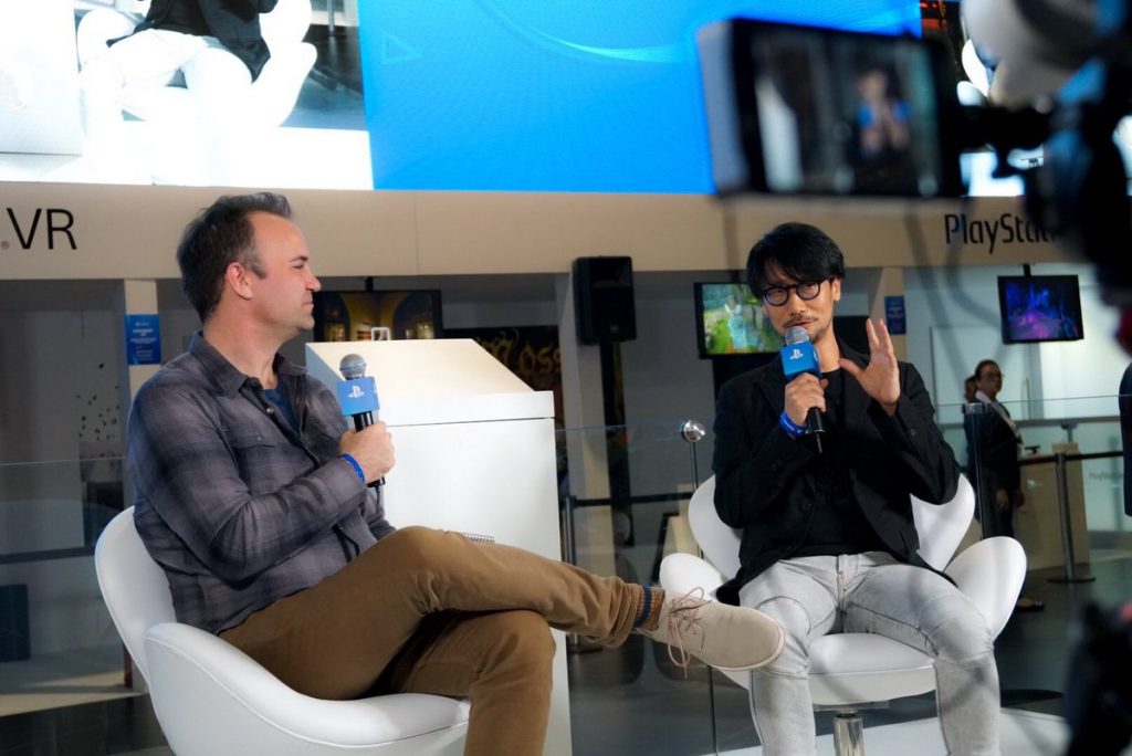 Logo após a Abertura da Feira, Hideo Kojima fez uma palestra no Stand da Sony aonde comentou sobre cinema e games e a Tecnologia VR.