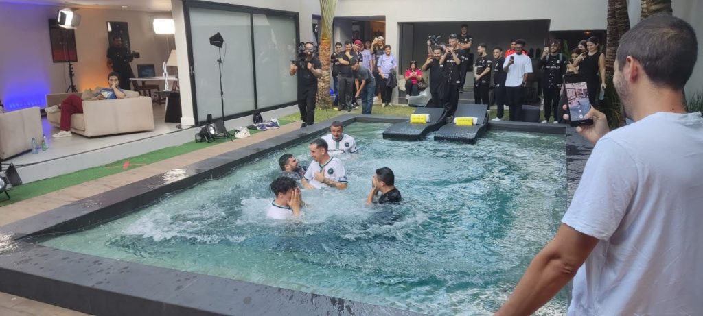 Isurus Gaming comemora vitória na piscina da Casa realme. Foto/Reprodução: Honor of Kings