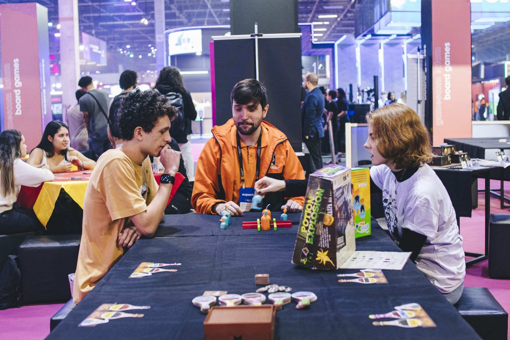 Com mais de 50 jogos disponíveis para jogar, o espaço dedicado aos jogos de tabuleiro, o gamescom latam board games teve a curadoria da Diversão Offline