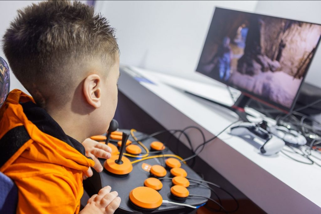 Com foco em combater o isolamento social e promover a inclusão por meio dos videogames, a AbleGamers trabalha para adaptar e melhorar a experiência de pessoas com deficiência no universo dos jogos. 