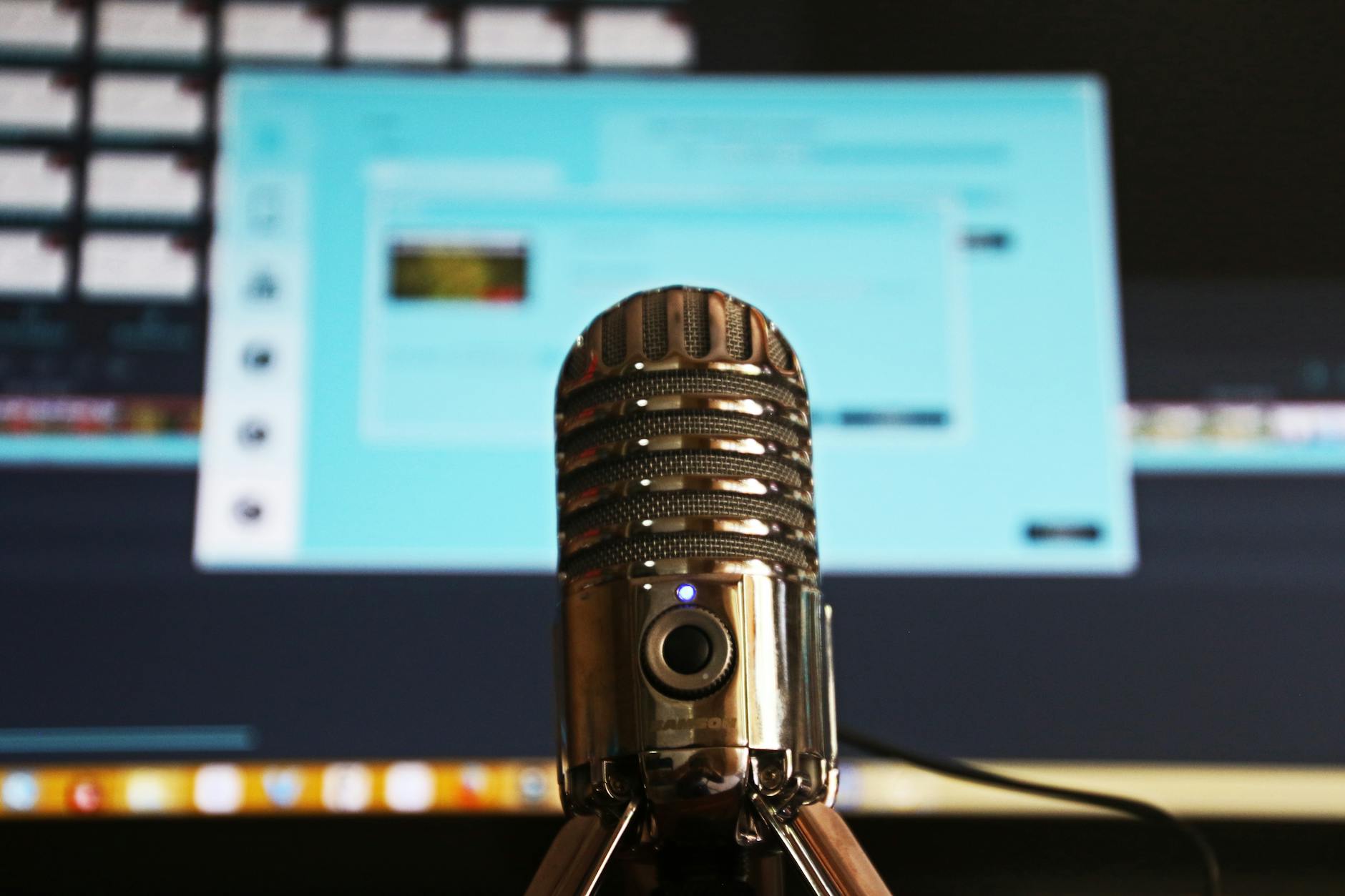 Podcast literário nasce como resposta à queda de leitores no Brasil
