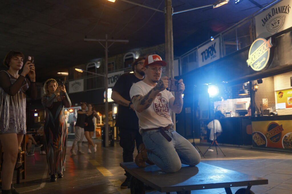 Outro destaque está no uso de efeitos práticos. Ferimentos, facadas, órgãos e o sangue vistos em cena foram produzidos manualmente, reforçando a estética clássica do slasher e ampliando o impacto visual da narrativa.