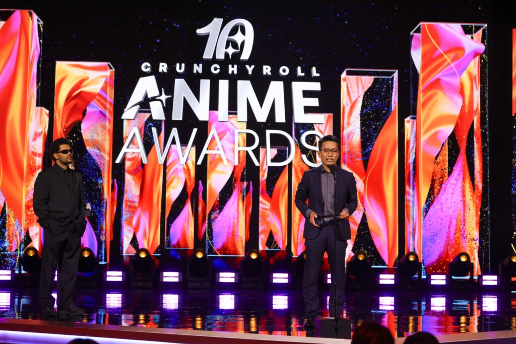 Kenji Nagasaki, diretor de My Hero Academia FINAL SEASON, no palco recebendo o prêmio de Anime do Ano no Crunchyroll Anime Awards 2026 em Tóquio, Japão, em 23 de maio de 2026.