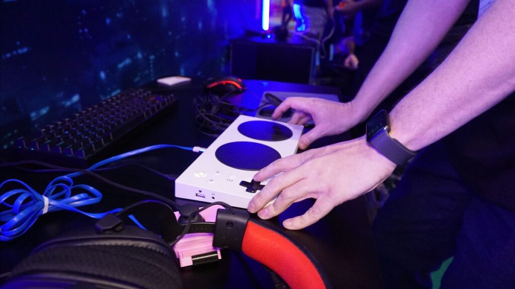AbleGamers Brasil leva acessibilidade em jogos para RETROCON e Gamepólitan em estreia nos dois eventos